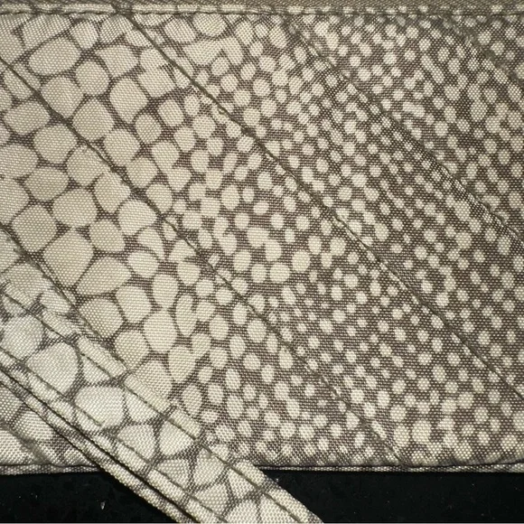 Travelon Quilted Snake Print Wristlet Pouch - Neutral Grey/Beige RFID - Picture 3 of 12